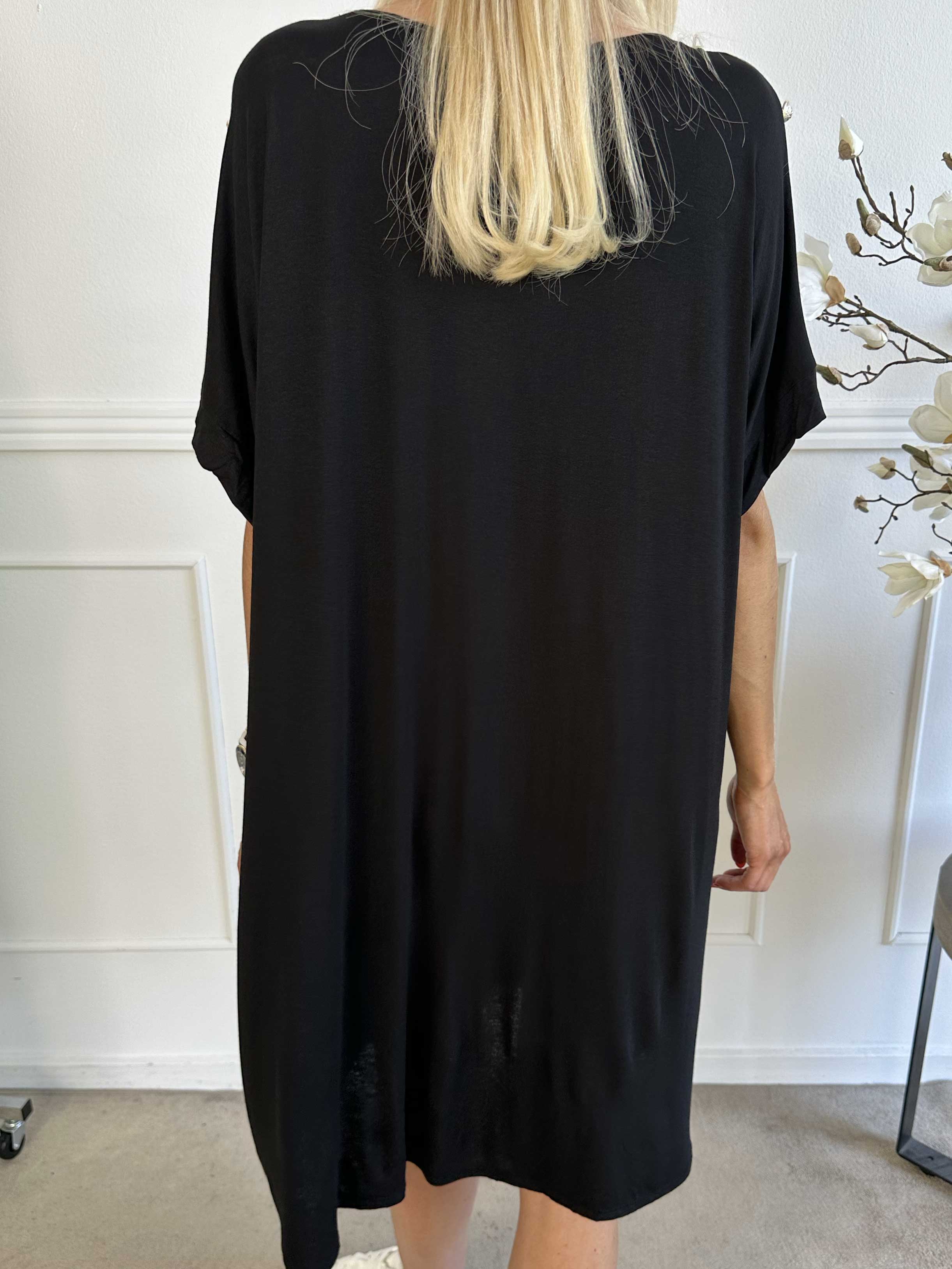 Alli - Sød t-shirtkjole med knapdetaljer på skulderen